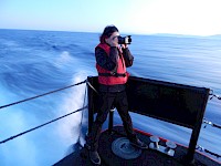 Boukal beim Fotografieren auf einem Rettungsboot 30 x 20 cm 300dpi